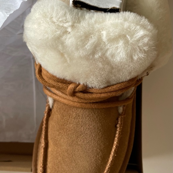 New in box. UGG Women’s Diara Boot Slipper Chestnut Size 5 - Picture 6 of 8